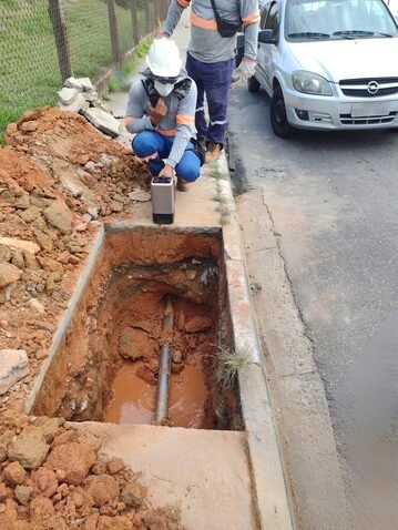 Equipe executando instalação de rede em trincheira urbana