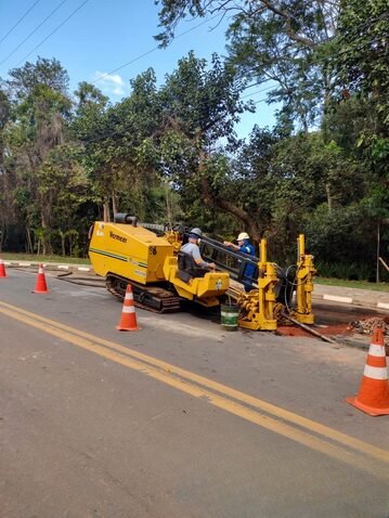 Perfuratriz posicionada em canteiro de obra
