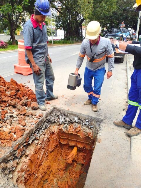 Equipe em via pública durante serviço de infraestrutura