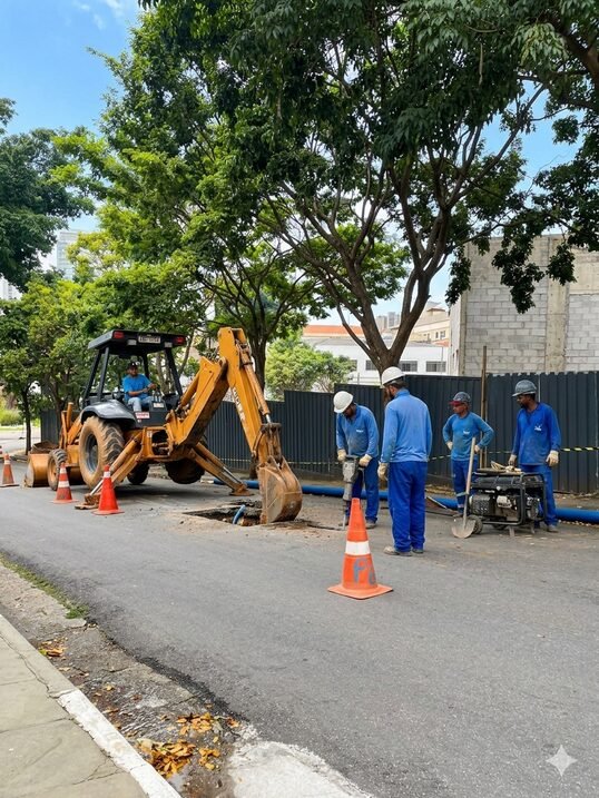 Escavação com retroescavadeira em canteiro de obra urbano